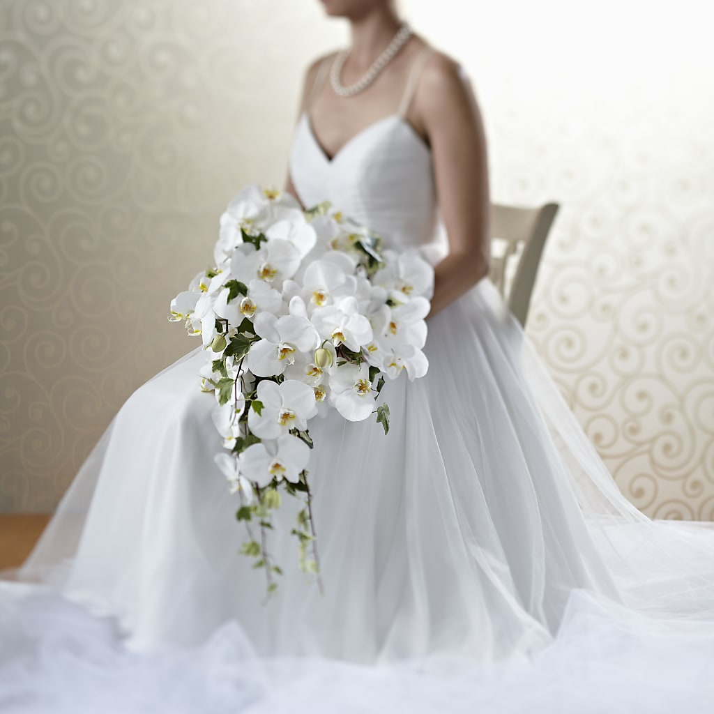 Classic White Bouquet – DIANA'S FLOWERS, Oak Hills CA